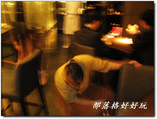 裸裎背對天使．雲窗借坐一下【三四味屋】