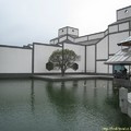 「蘇州博物館」是華裔建築大師貝聿銘「封刀之作」，很值得一看。一映入眼簾的是黑白相間的建築門面，感覺還蠻舒服的，進到裡面後發現這就是其主體建築色調。