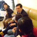 姪女夏寧也替馬英九叔叔畫了張肖像畫 馬英九先生還特別幫她在畫上簽名