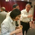 民進黨主席之爭日趨白熱化!黨主席候選人:2號蔡英文教授,親訪行政院客委會彭添富副主委,以爭取廣大桃園縣基層黨員認同.....