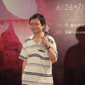 儒導拿獎杯！(2009台北電影節「最佳男配角」)─表情太冷靜，可能覺得獎不夠大？