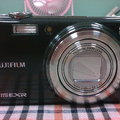 前相機Fujifilm S8000因故被車碾過摔壞...18倍光學、800萬畫素、27MM廣角...心痛，在經過多方比較後，昨天去億華買了Fujifilm F200 EXR，感覺還不錯用，有5倍光學、1200萬畫素、1/1.6