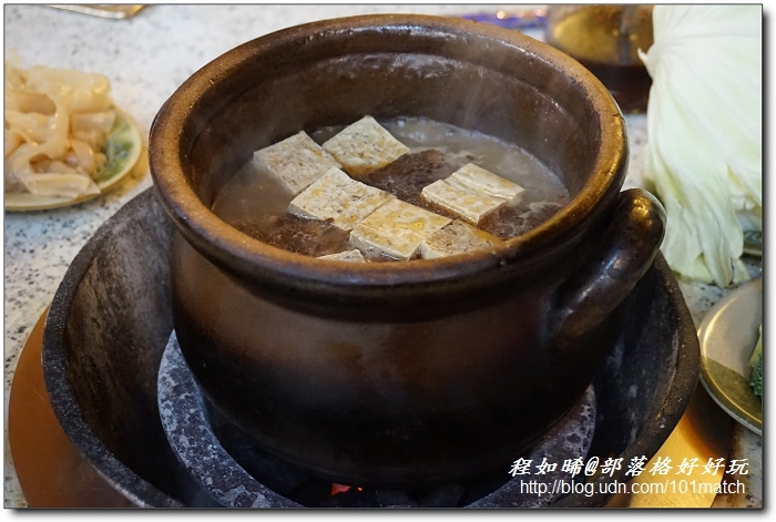 捷運葫州站排隊進補美食》配著秋雨下肚的東湖霸味薑母鴨