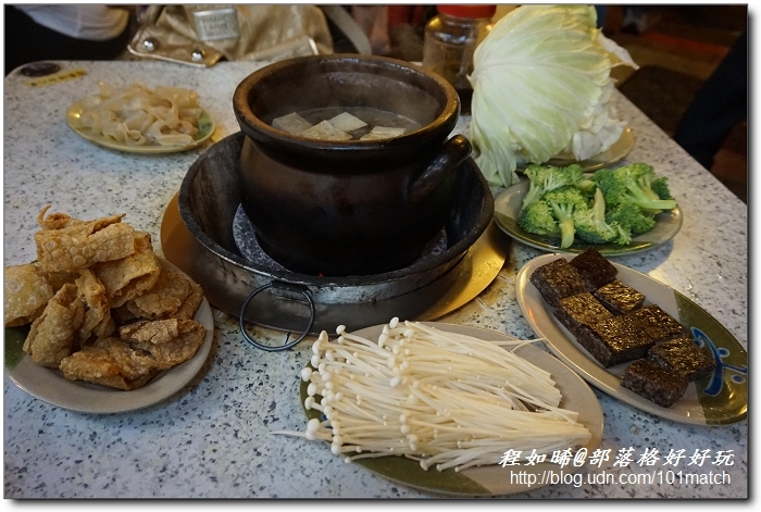 捷運葫州站排隊進補美食》配著秋雨下肚的東湖霸味薑母鴨