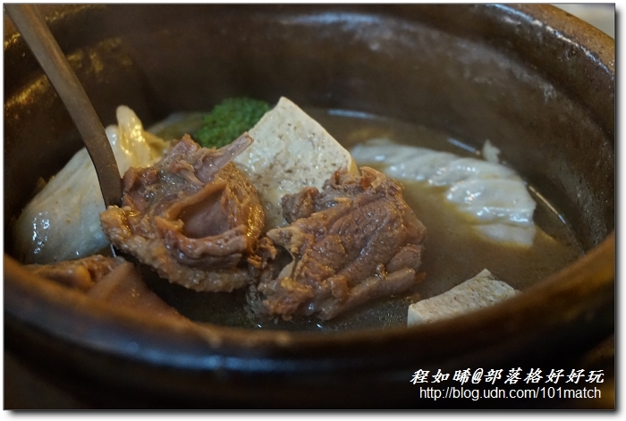 捷運葫州站排隊進補美食》配著秋雨下肚的東湖霸味薑母鴨