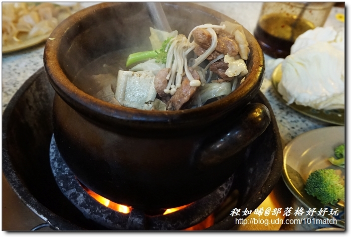 捷運葫州站排隊進補美食》配著秋雨下肚的東湖霸味薑母鴨