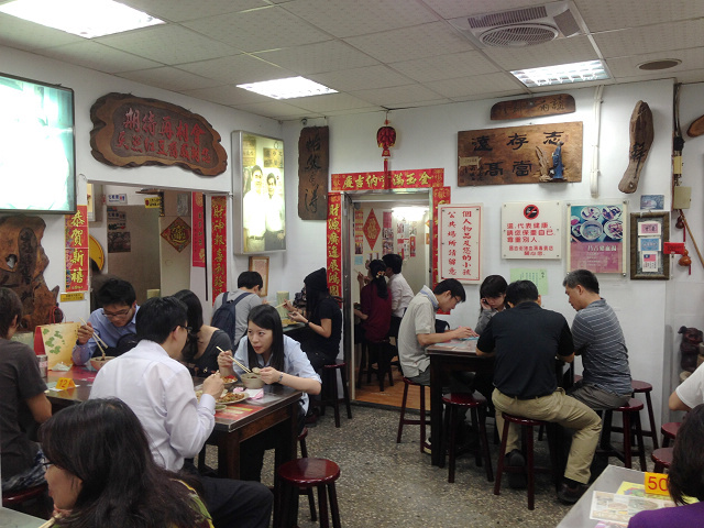 ☆走吃美食樂☆台北昌吉街。天然紅豆腐豬血湯
