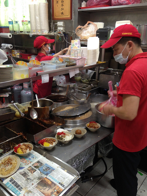 ☆走吃美食樂☆台北昌吉街。天然紅豆腐豬血湯