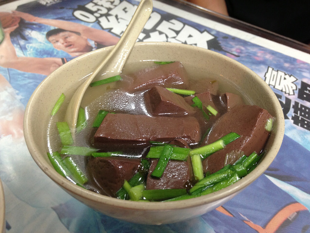 ☆走吃美食樂☆台北昌吉街。天然紅豆腐豬血湯