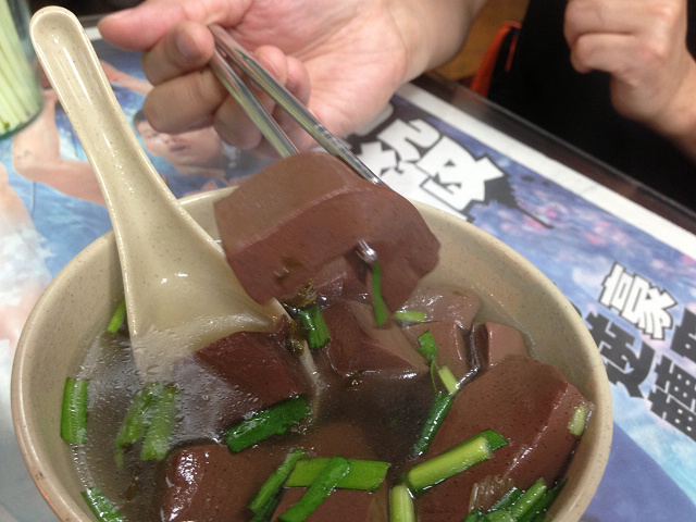 ☆走吃美食樂☆台北昌吉街。天然紅豆腐豬血湯