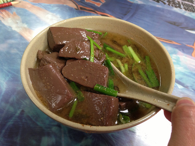 ☆走吃美食樂☆台北昌吉街。天然紅豆腐豬血湯