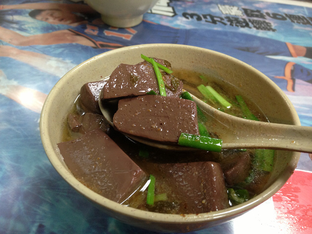 ☆走吃美食樂☆台北昌吉街。天然紅豆腐豬血湯
