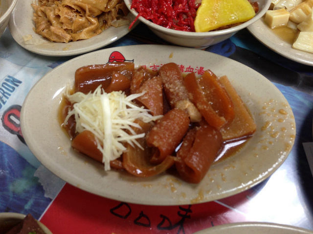 ☆走吃美食樂☆台北昌吉街。天然紅豆腐豬血湯