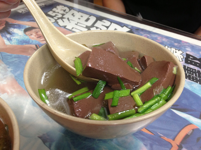 ☆走吃美食樂☆台北昌吉街。天然紅豆腐豬血湯