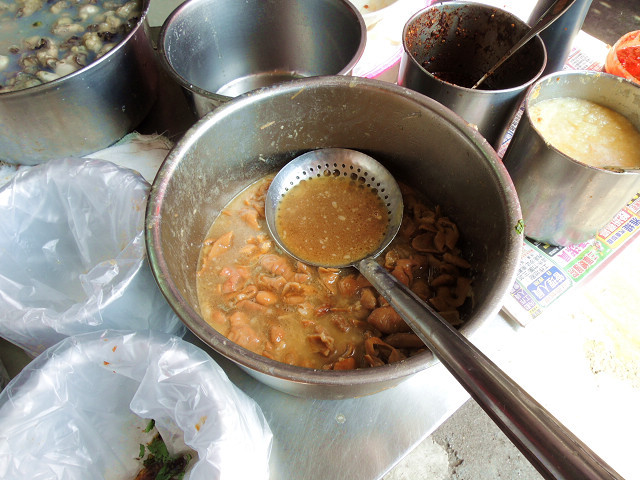 ☆走吃美食樂☆台北延平北路。大顆飽滿蚵仔顔傢蚵仔麵綫