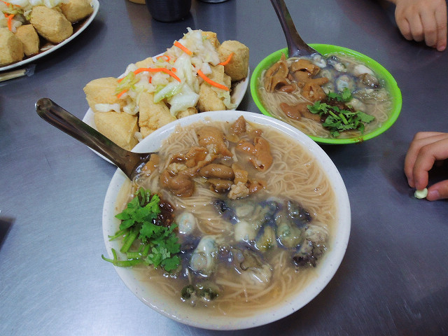 ☆走吃美食樂☆台北延平北路。大顆飽滿蚵仔顔傢蚵仔麵綫