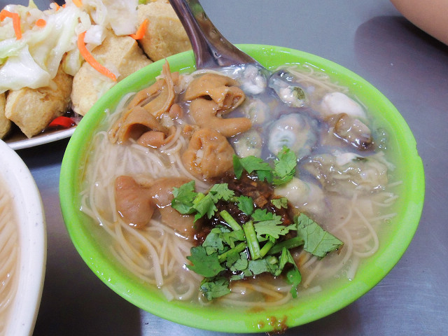 ☆走吃美食樂☆台北延平北路。大顆飽滿蚵仔顔傢蚵仔麵綫