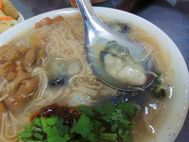 ☆走吃美食樂☆台北延平北路。大顆飽滿蚵仔顔傢蚵仔麵綫