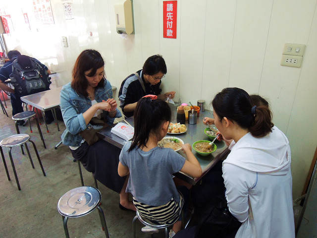 ☆走吃美食樂☆台北延平北路。大顆飽滿蚵仔顔傢蚵仔麵綫