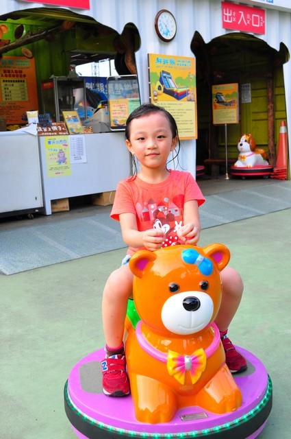 台北花卉村。小孩的玩樂天堂～胖胖熊氣墊樂園
