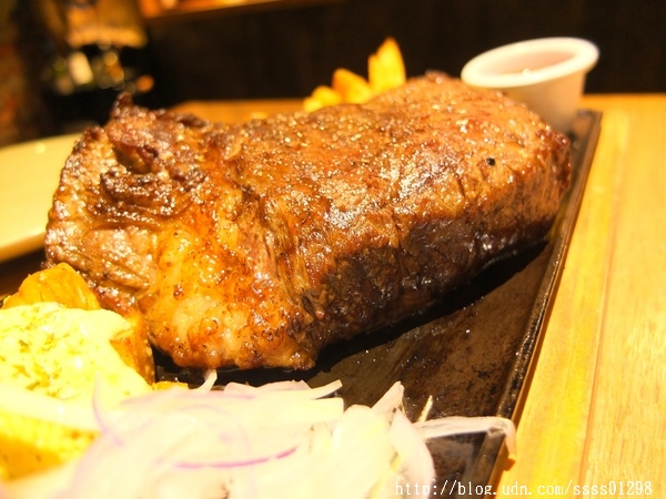 美食邀約【iBeef愛牛客炭烤牛排館】高雄苓雅區美食 大份量30盎司肩小排超美味 高雄牛肉控千萬別錯過囉！