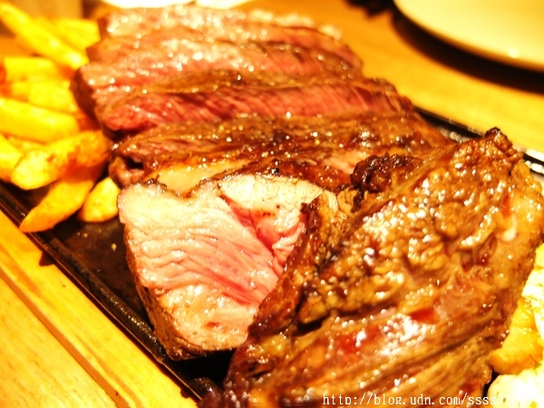 美食邀約【iBeef愛牛客炭烤牛排館】高雄苓雅區美食 大份量30盎司肩小排超美味 高雄牛肉控千萬別錯過囉！