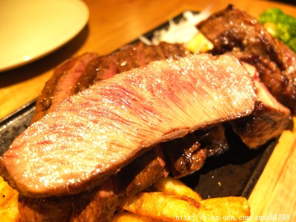 美食邀約【iBeef愛牛客炭烤牛排館】高雄苓雅區美食 大份量30盎司肩小排超美味 高雄牛肉控千萬別錯過囉！