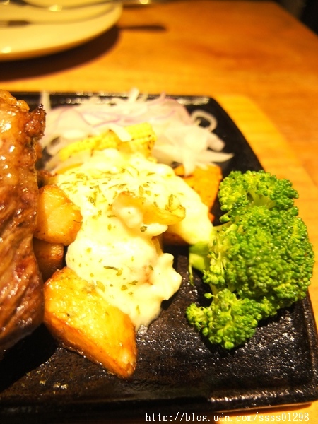 美食邀約【iBeef愛牛客炭烤牛排館】高雄苓雅區美食 大份量30盎司肩小排超美味 高雄牛肉控千萬別錯過囉！