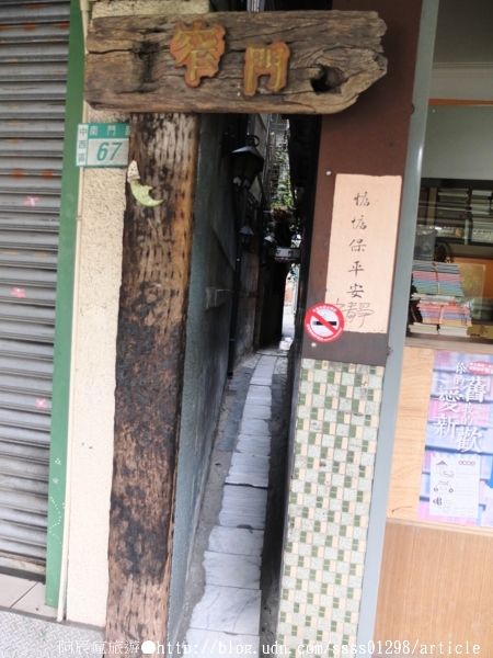 【美食特搜。台南中西區】窄門咖啡。寬度38公分的窄門巷子 懷舊復古的老屋風貌-窄門咖啡