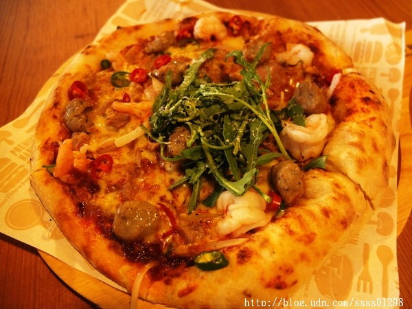 【愛評口碑券】堤諾比薩Tino's Pizza/Cafe(高雄草衙道店)。珍奶加比薩的獨特滋味 餅皮一流 義式創意比薩驚奇必吃