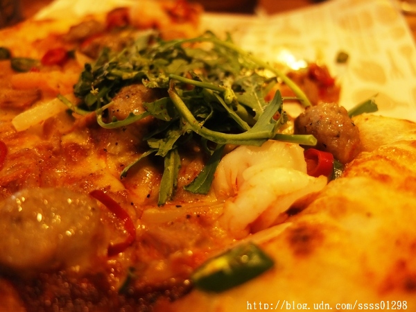 【愛評口碑券】堤諾比薩Tino's Pizza/Cafe(高雄草衙道店)。珍奶加比薩的獨特滋味 餅皮一流 義式創意比薩驚奇必吃