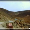 出了理塘縣城立馬就是爛路，越野車只能用不斷地顛簸難行來形容；儘管來時已嘗過艱苦的滋味，如今重嘗這一段辛苦的旅程，真有點嘔