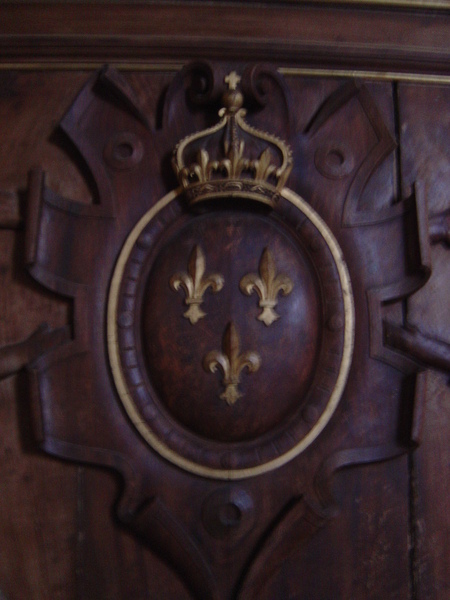 代表王室的紋章“三朵百合”