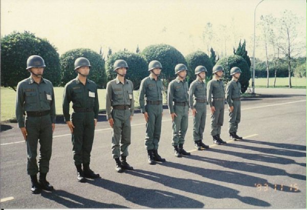 狗伯 14年前在師部之軍裝照 - 8 軍官連也要立正 - IntronExon狗吉拉顧門口 - udn相簿