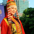推廣蒙藏文化，在國父紀念館廣場，搭起一場蒙藏的服裝表演。