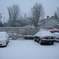 下雪中，穿上雪衣的車子。