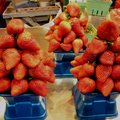 鮮艷的草莓。~~~~~~~~~~ market  of Granville Island