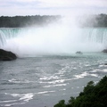 遊輪駛近瀑布，身臨霧中之境。瀑布下的 Niagara River 流向 Ontario Lake。