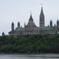 從渥太華河岸，眺望國會大廈。