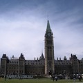 國會大廈(Parliament Hill)，銅頂石砌歌德式建築。中為和平之塔，左右分別為參、眾議院。