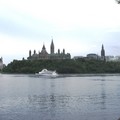 從渥太華河畔遠眺國會大廈及其旁建築。