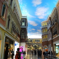 大運河購物中心 ( The Grand Canal  Shoppes )， 內有330間 以上的精品店。屋頂漆成藍天白雲