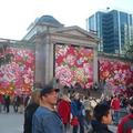 台灣阿嬤的大花布，高高掛在溫哥華美術館牆上，林明弘創作：含蓄的面紗