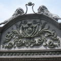 門堂正面  西洋式的雙獅戲球及勳章飾