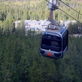 硫磺山上的纜車 (Gondola)，行程全長1560公尺,每台限坐4人