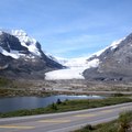 阿薩巴斯卡冰河 (Athabasca Glacier) 源自哥倫比亞冰原，末端離93 號公路1.5公里。
