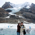 冰河的水，很純淨~~好喝。遊客不能越過藍色錐筒，以免陷入冰窟。