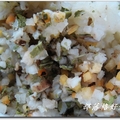 有機白米配蔬菜湯包熬煮成稀飯，裏面有有機白蘿蔔、白蘿蔔葉、香菇、牛蒡、胡蘿蔔、