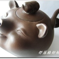 新埔福祥多肉植物園負責人嚴永祥在豬年特地請人開發的紫砂壺紀念品