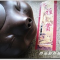 新埔福祥多肉植物園負責人嚴永祥在豬年特地請人開發的紫砂壺紀念品